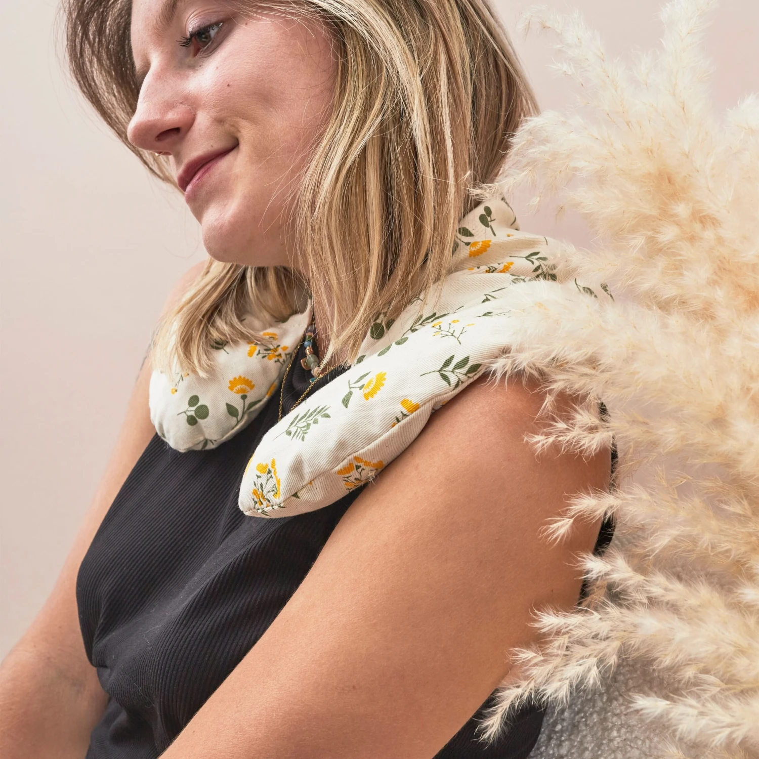 BOUILLOTTE TOUR DE COU NOYAUX DE CERISE 6 BOUILLOTTE TOUR DE COU NOYAUX DE CERISE – Image 4